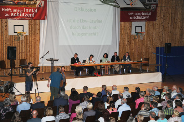 Podiumsdiskussion der Landratskandidaten in der Beurer Halle am 4.3.2020     