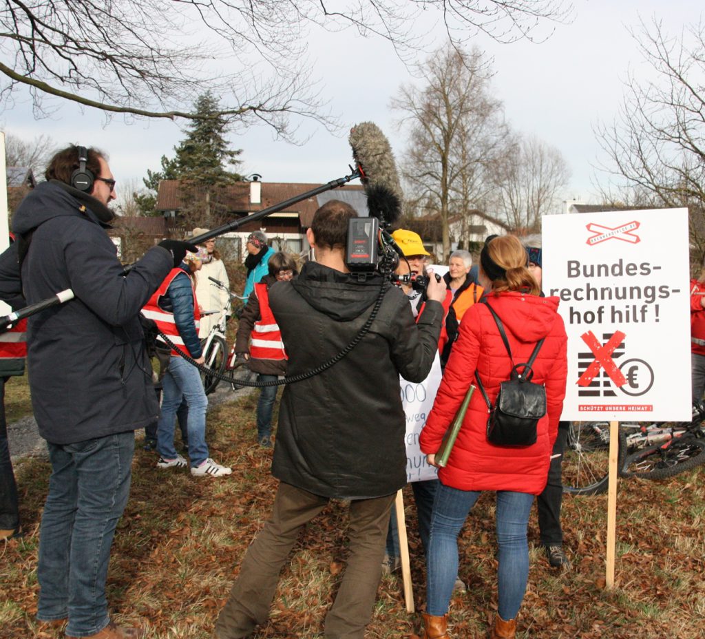 Ein Kamerateam vom NDR lässt es sich nicht nehmen, den Protest gegen neue Gleise zum Brenner zu film