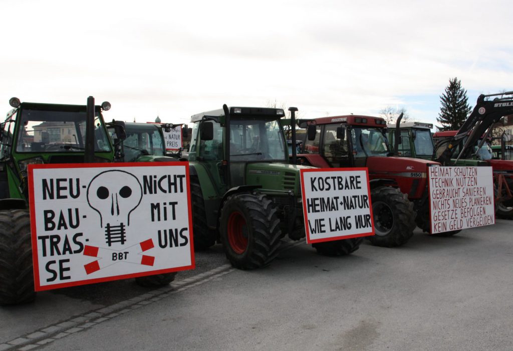 Kreative Protestschilder auf den 400 Traktoren drücken die Sorge und den Ärger der Betroffenen einde