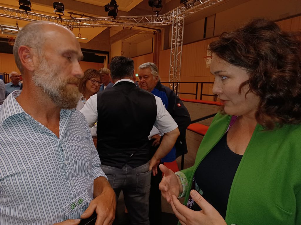 Benno Schmid (Bürgerforum Inntal) diskutiert mit Ingrid Felipe