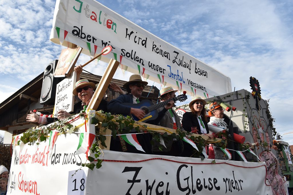 Stimmung am Südzulauf Bürgerforum Inntal Faschingzug Flintsbach Brennernordzulauf.