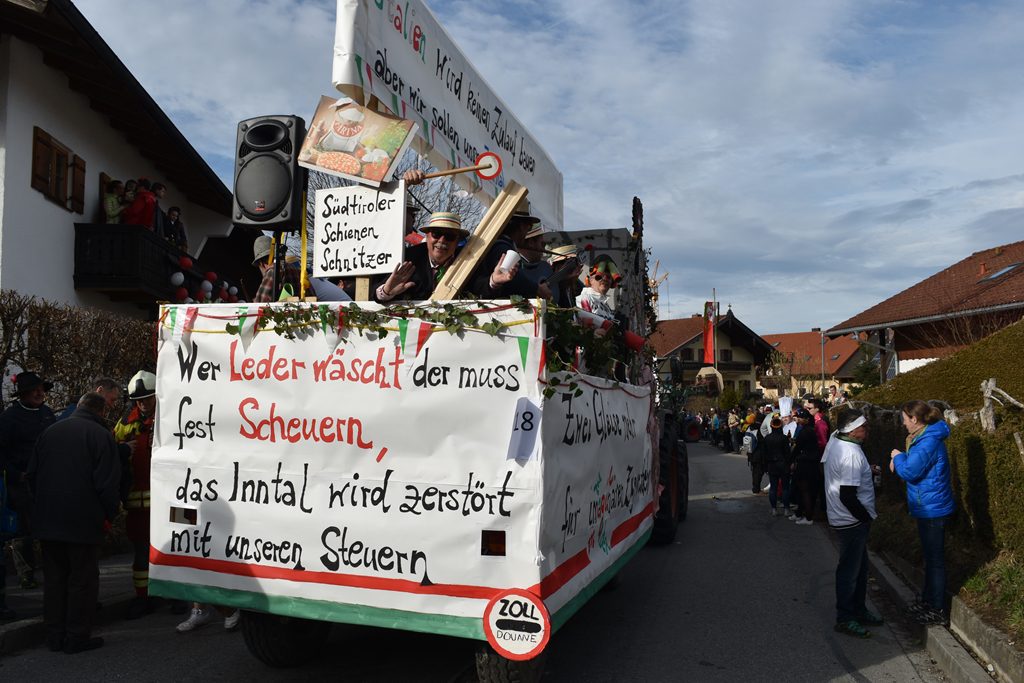 Wer willschon feste scheuern ? Bürgerforum Inntal Faschingzug Flintsbach Brennernordzulauf.