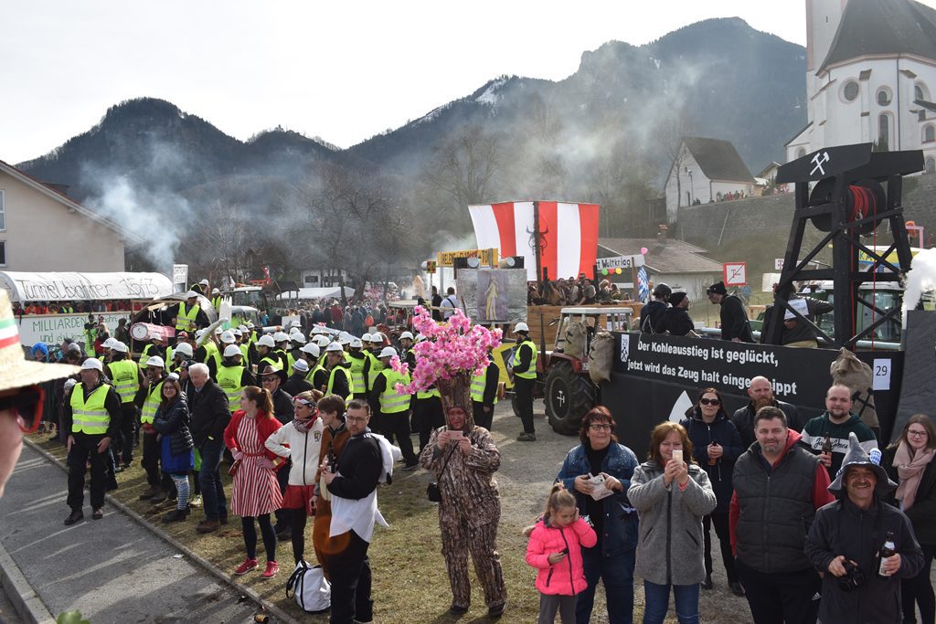 Ganz schee wos los ! Bürgerforum Inntal Faschingzug Flintsbach Brennernordzulauf.