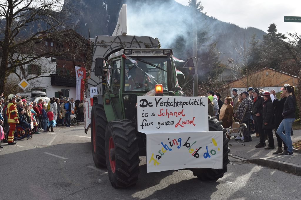 Der Zug rollt Bürgerforum Inntal Faschingzug Flintsbach Brennernordzulauf.