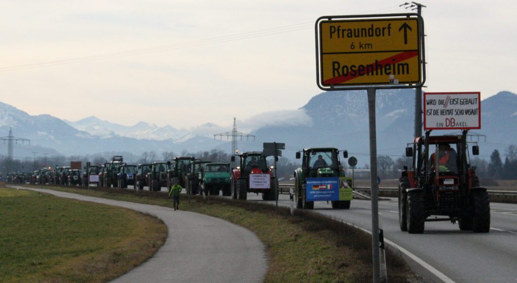 Um 9:25 Uhr rollen über 100 Traktoren aus dem Inntal zur Demo nach Rosenheim – das hat es noch nie g