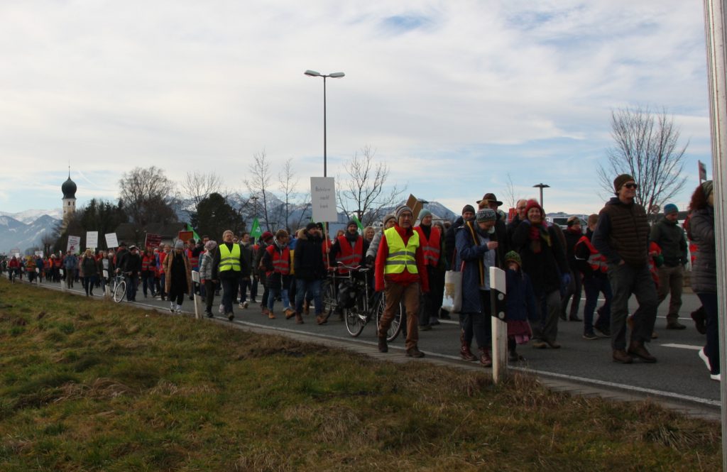 Der Demonstrationszug macht sich vom Stadtteil Heiligblut pünktlich um 9:30 Uhr auf den Weg. PI20021