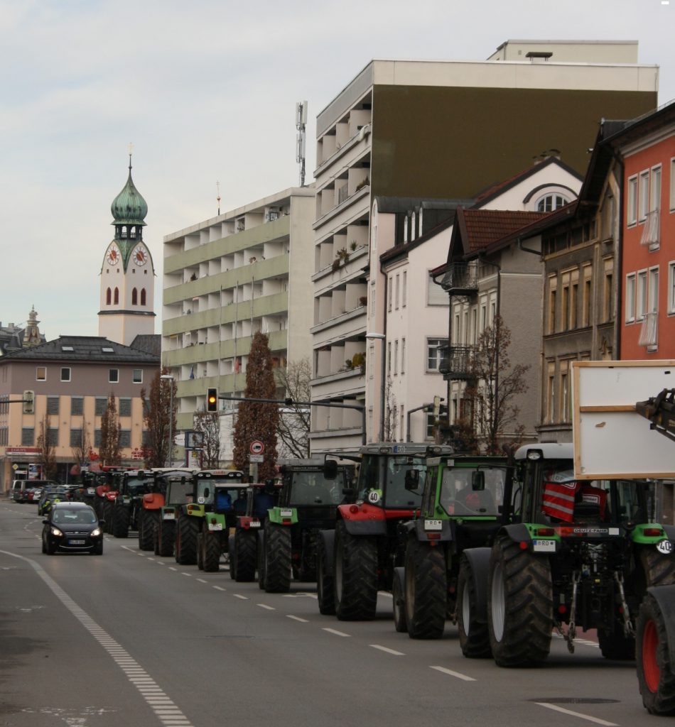 3.000 Demonstranten, davon über 1.000 Landwirte mit über 400 Traktoren, demonstrieren gegen die Zers