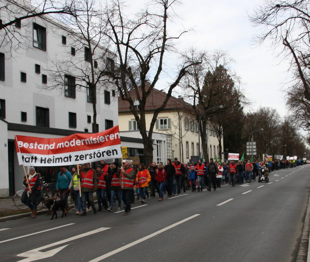 Der Demonstrationszug aus Westerndorf, Großkarolinenfeld und den westlichen Gemeinden hat die Stadtm