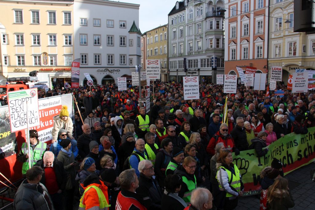 3.000 Bürger demonstrieren mit 400 Traktoren im Vorfeld der Kommunalwahl gegen die Zerstörung ihrer 