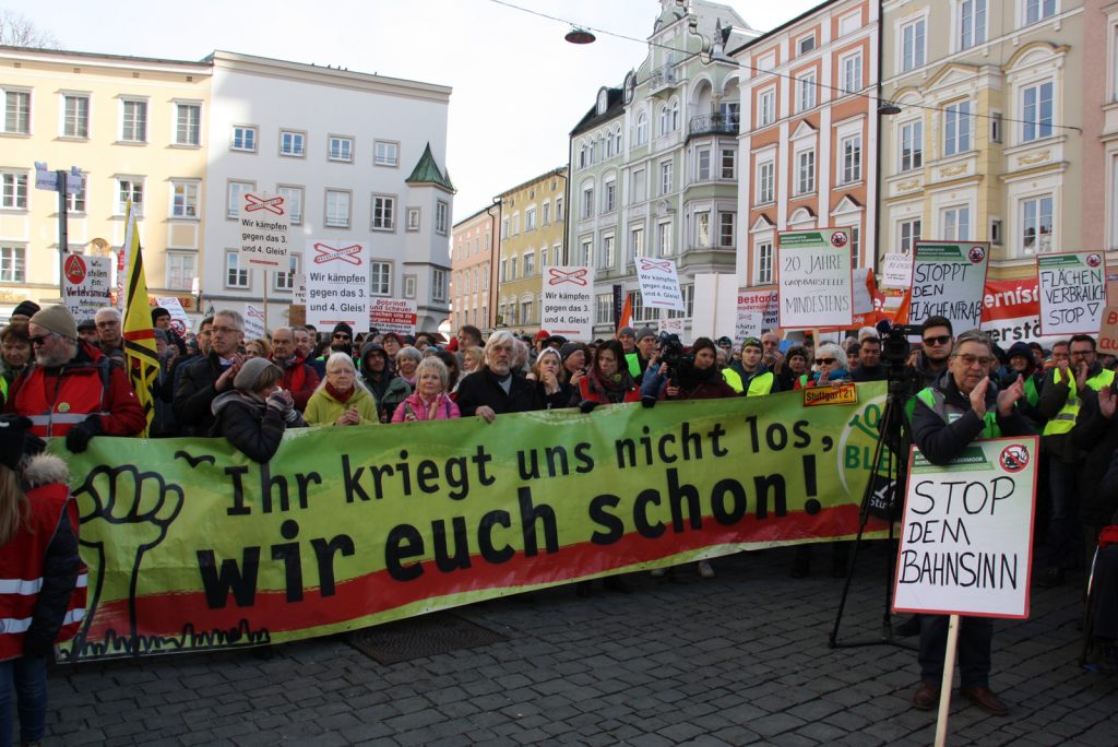 Die Delegation von Stuttgart 21 ist an vorderster Front mit dabei. Dateiname: PI200219_Bild_11 Quell