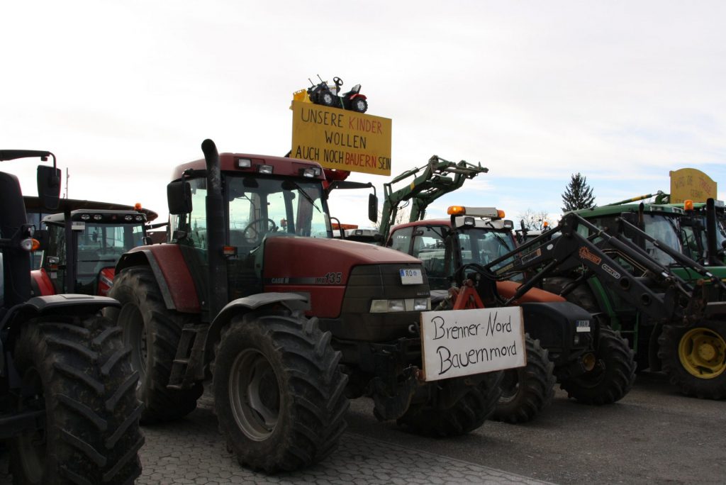 Die Landwirte zeigen mit kreativen Schildern unmissverständlich ihre Sorgen und ihren Ärger. Dateina