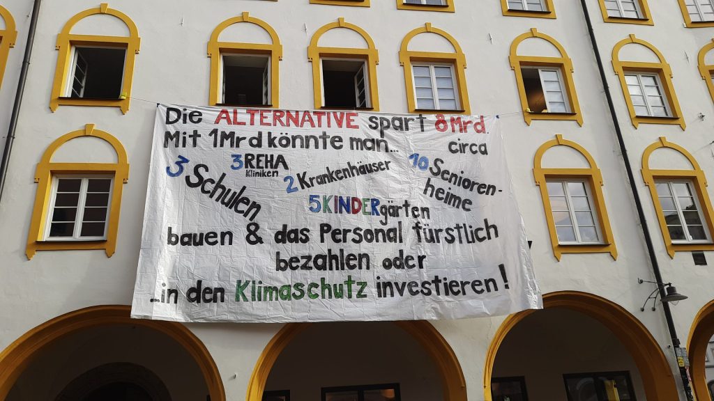 Riesen-Banner am Bergmeisterhaus