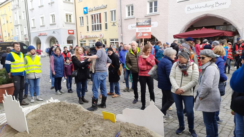 Der Sandkasten der Bürgerinitiative Rohrdorf zieht viel Aufmerksamkeit auf sich