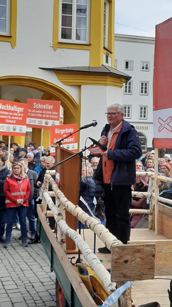 Lothar Thaler, 1. Vorstand des Brennerdialogs, hält die Eröffnungsrede