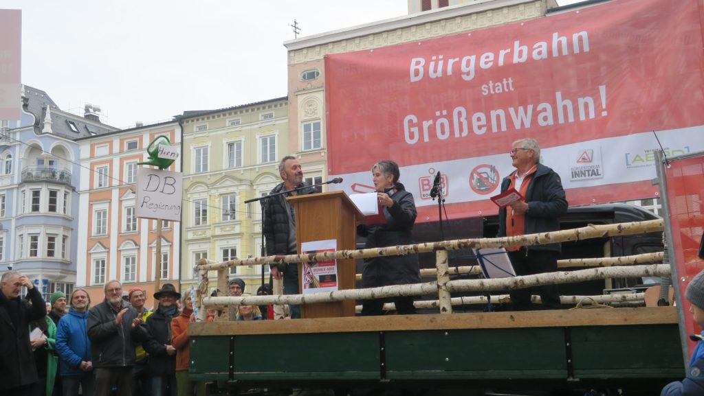 Bundesbahndirektor a. D. Gerhard Müller (links) gesellt sich mit auf die Bühne